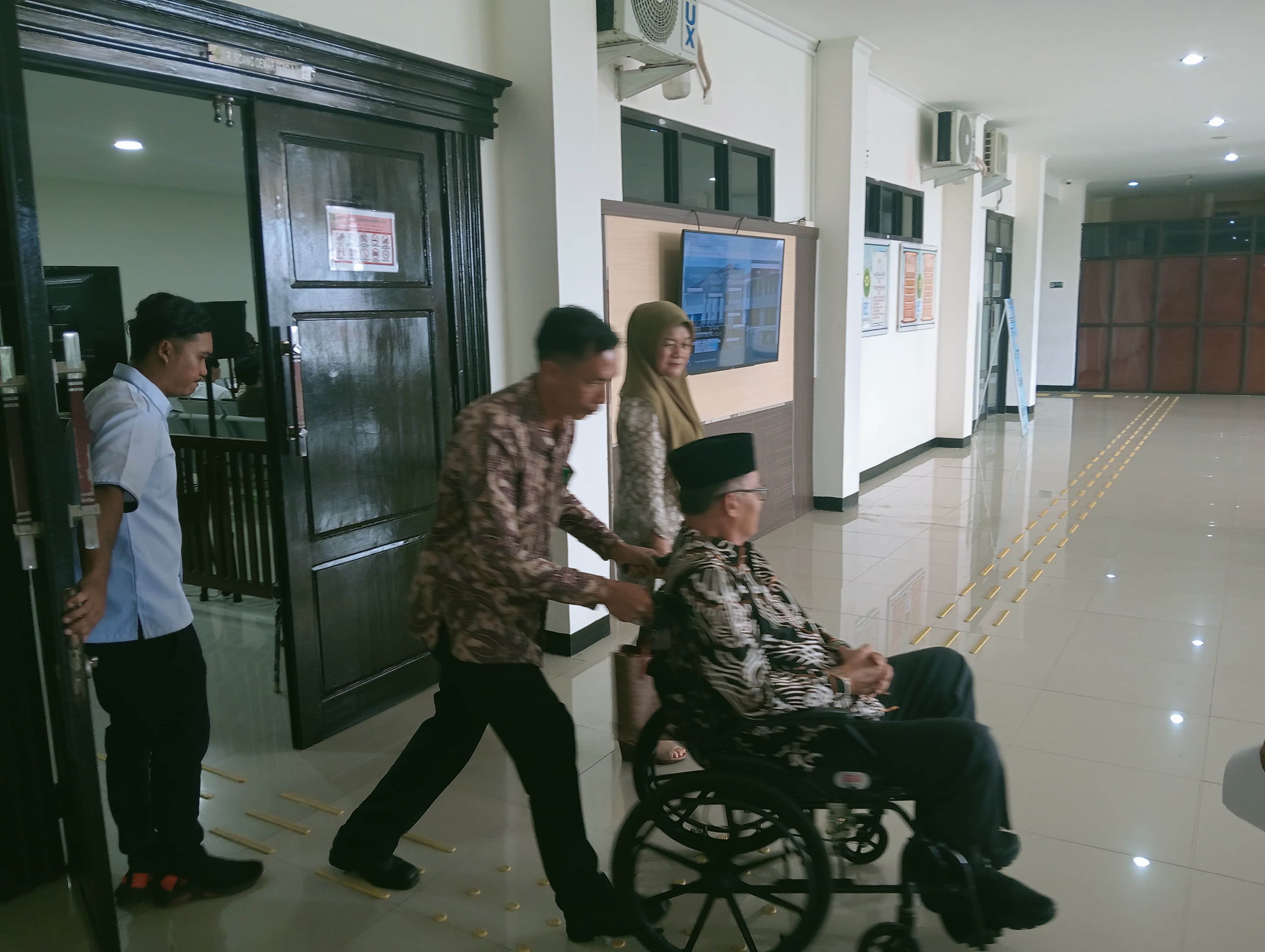 Naik Kursi Roda, Bupati Kaur Hadir Dalam Sidang Lanjutan Dugaan Korupsi Pasar Inpres