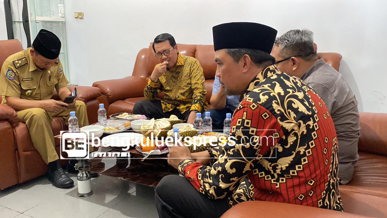 Cicipi Durian Bengkulu, Ketua Mahkamah Agung RI Ketagihan Durian Mentega