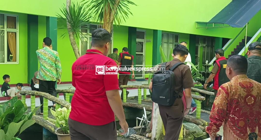 Kumpulkan Alat Bukti, Penyidik Kejati Bengkulu Geledah Kantor Kanwil Kemenag  