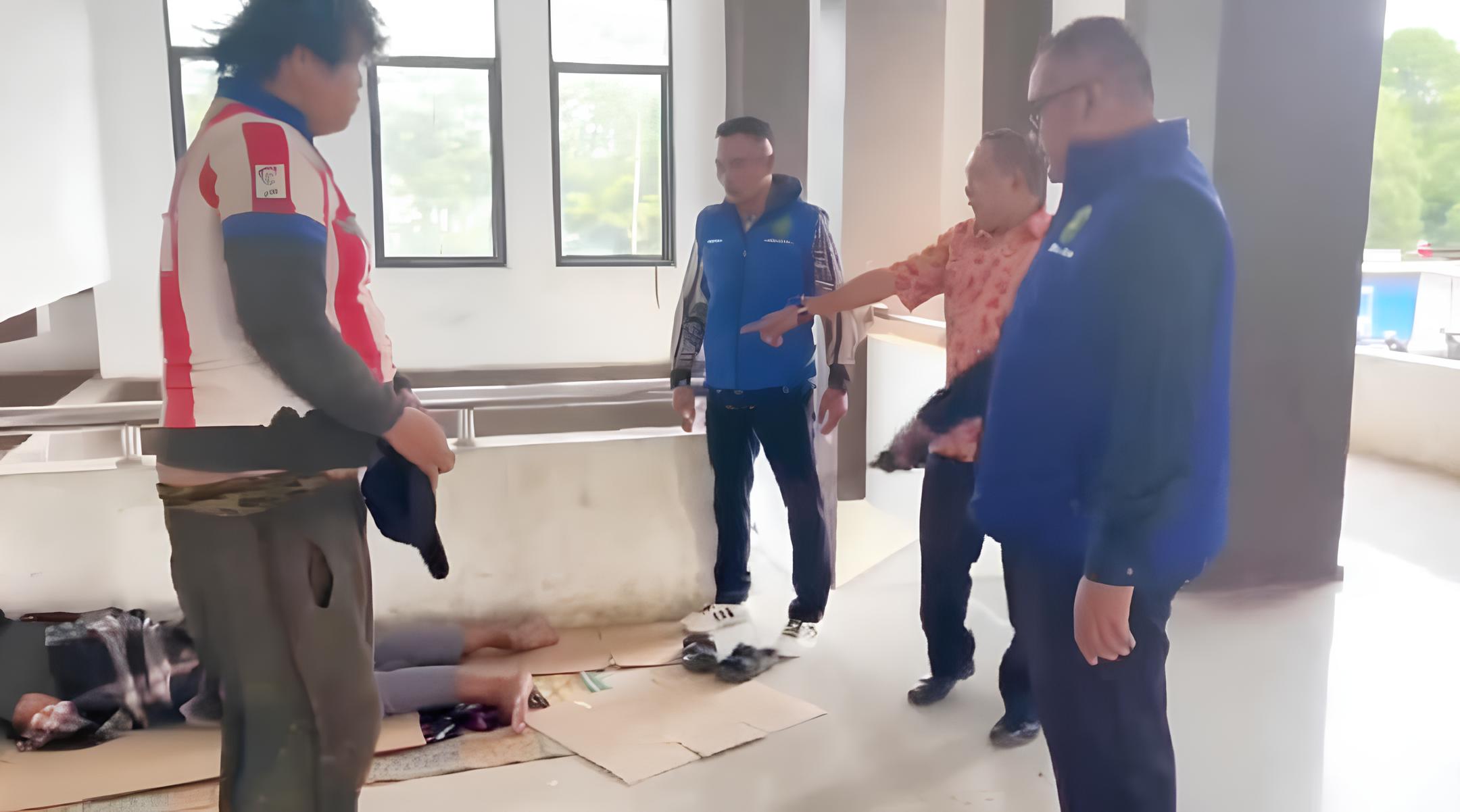 Dinsos Kota Bengkulu Bawa Gelandangan Dalam Kondisi Sakit ke RSHD