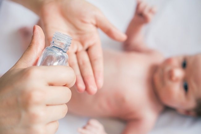 Ini Dia Alasan di Balik Penggunaan Minyak Telon Bayi