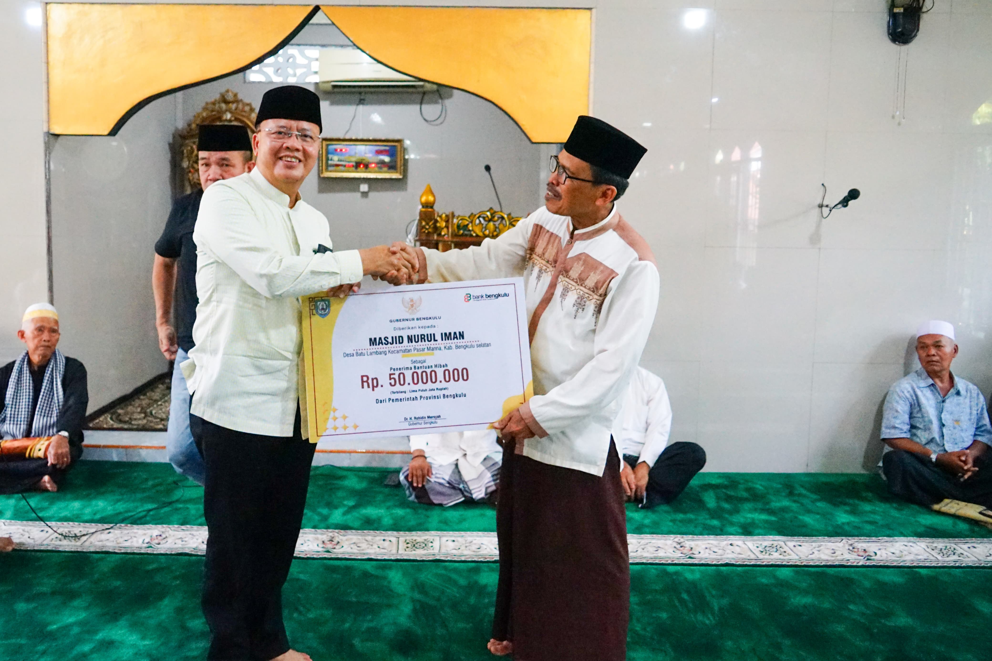 Gubernur Rohidin Serahkan Bantuan Dana Hibah Masjid di Bengkulu Selatan