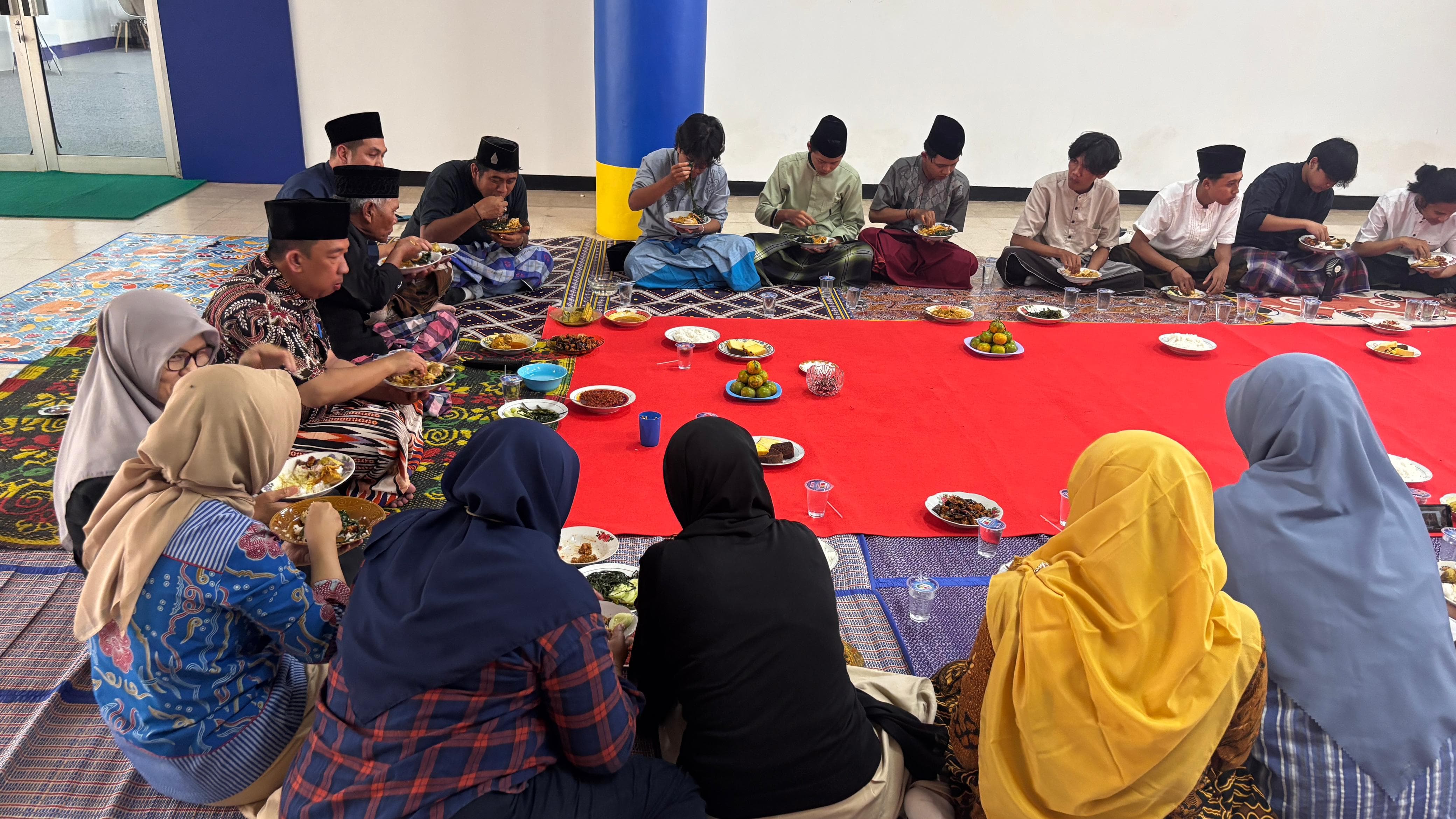 Mahasiswa Prodi Ilmu Komunikasi Unib Simulasikan Tradisi Adat Melayu Bengkulu Makan Bejenang