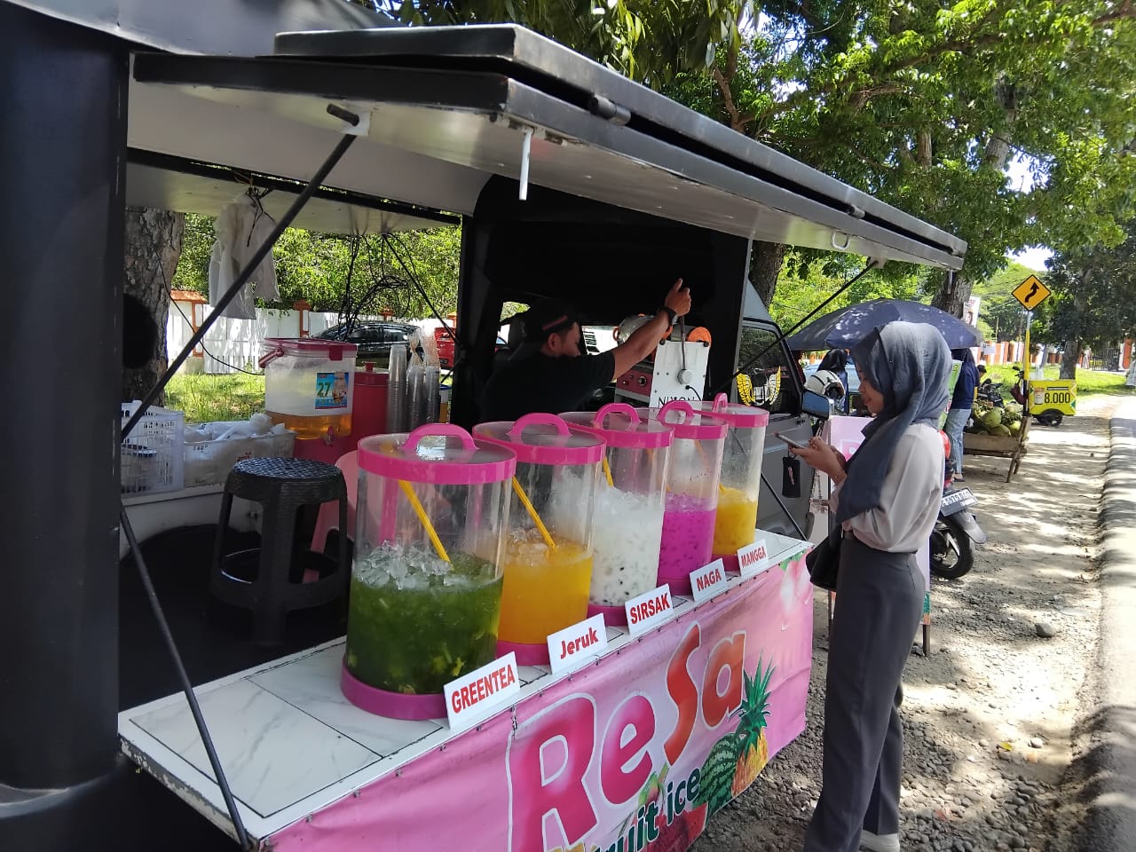 Resa Fruit Ice, Minuman Segar Favorit Mahasiswa di Tengah Teriknya Cuaca Bengkulu