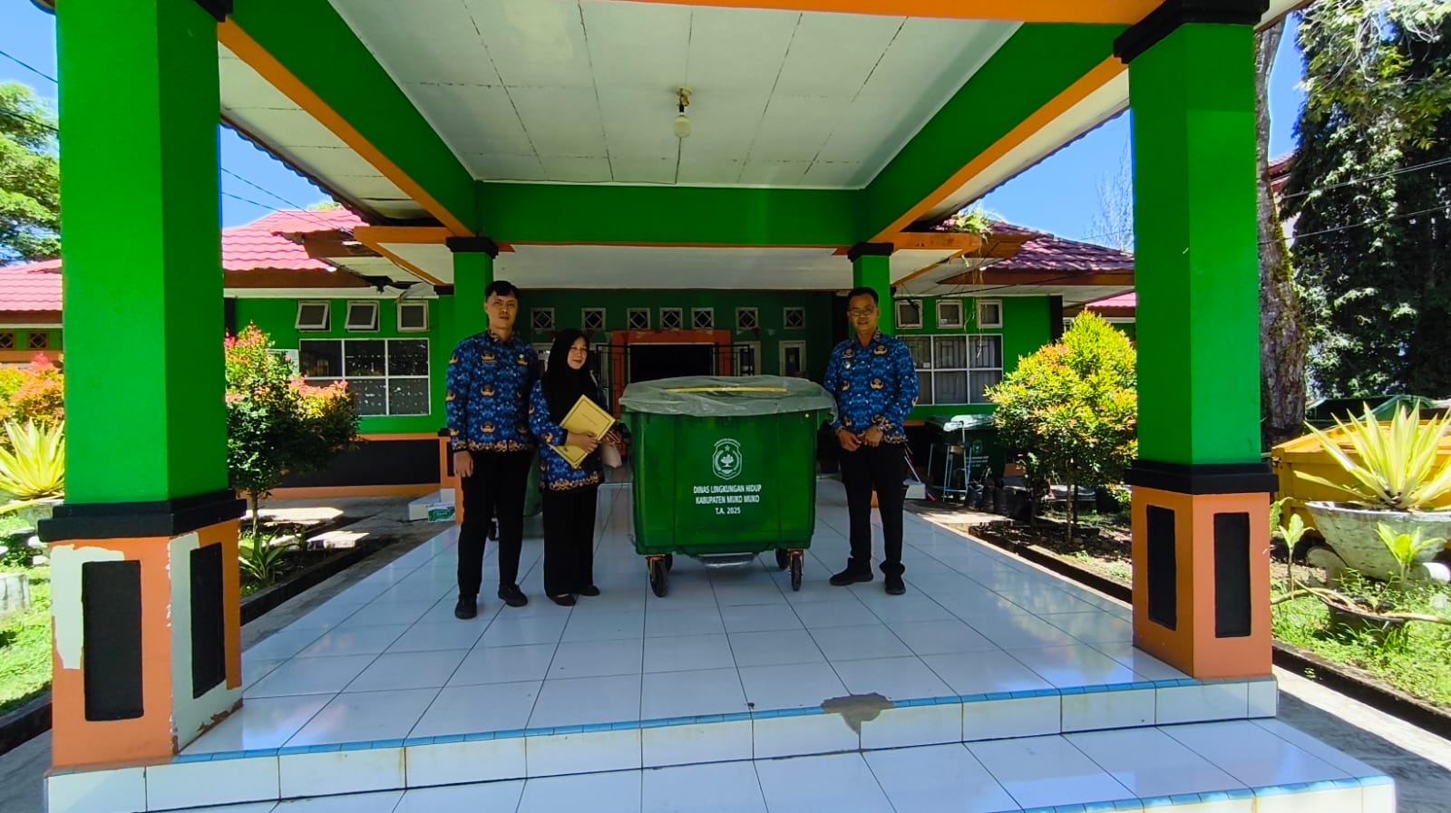 Respons Cepat Usulan Warga, Dinas LH Mukomuko Langsung Guyur Belasan Tong Sampah ke Penarik