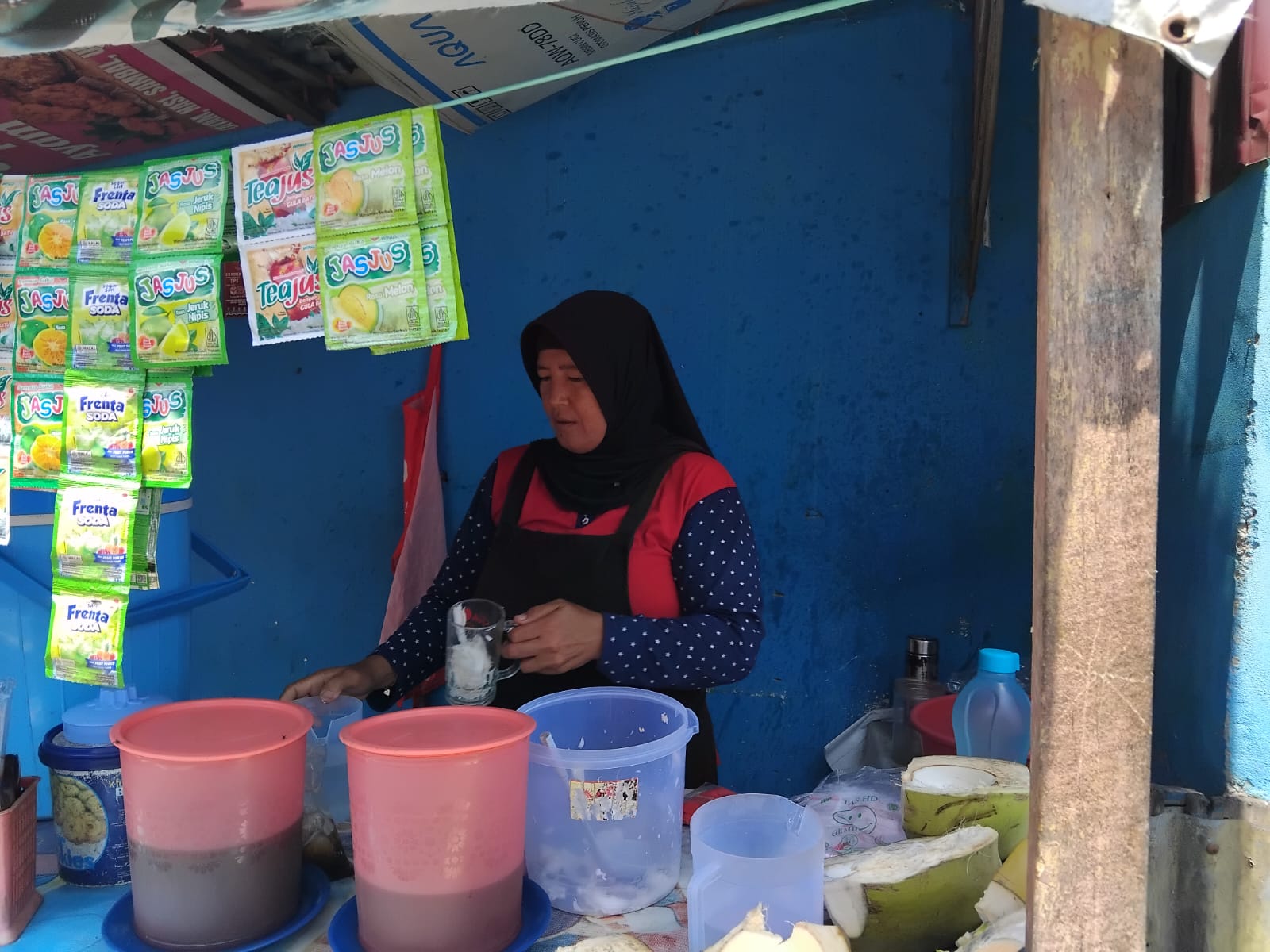 Nikmati Sensasi Es Kelapa Muda Ibu Akbar, Hidangan Sejuk di Tengah Panasnya Cuaca