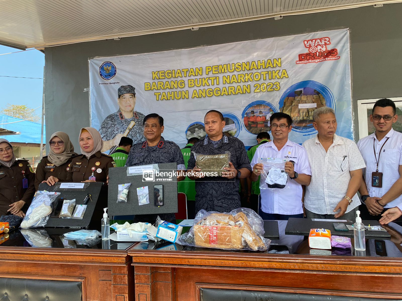 BNNP Bengkulu Musnahkan 1,7 Kg Ganja dari Tangan  5  Tsk Pengedar Narkoba    