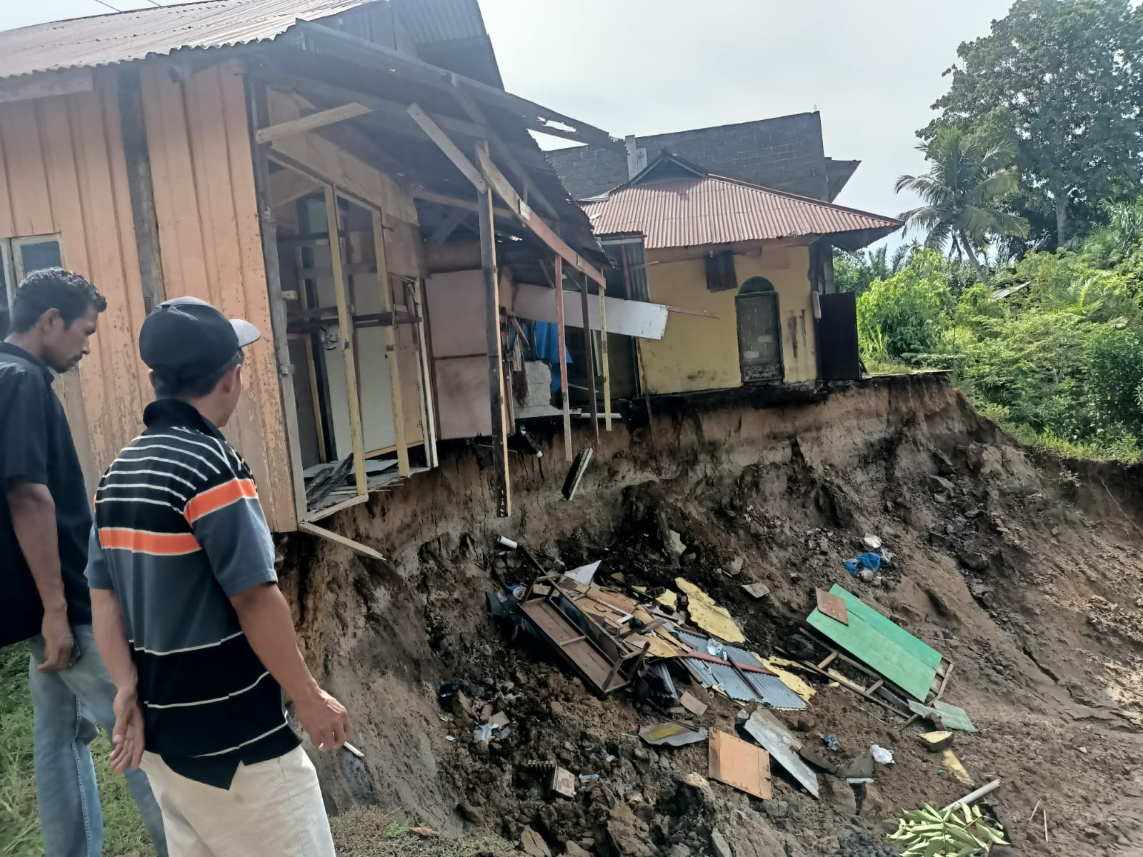 Rumah di Tepi Sungai Manjuto Longsor, Warga Desa Lubuk Gedang Terpaksa Mengungsi  