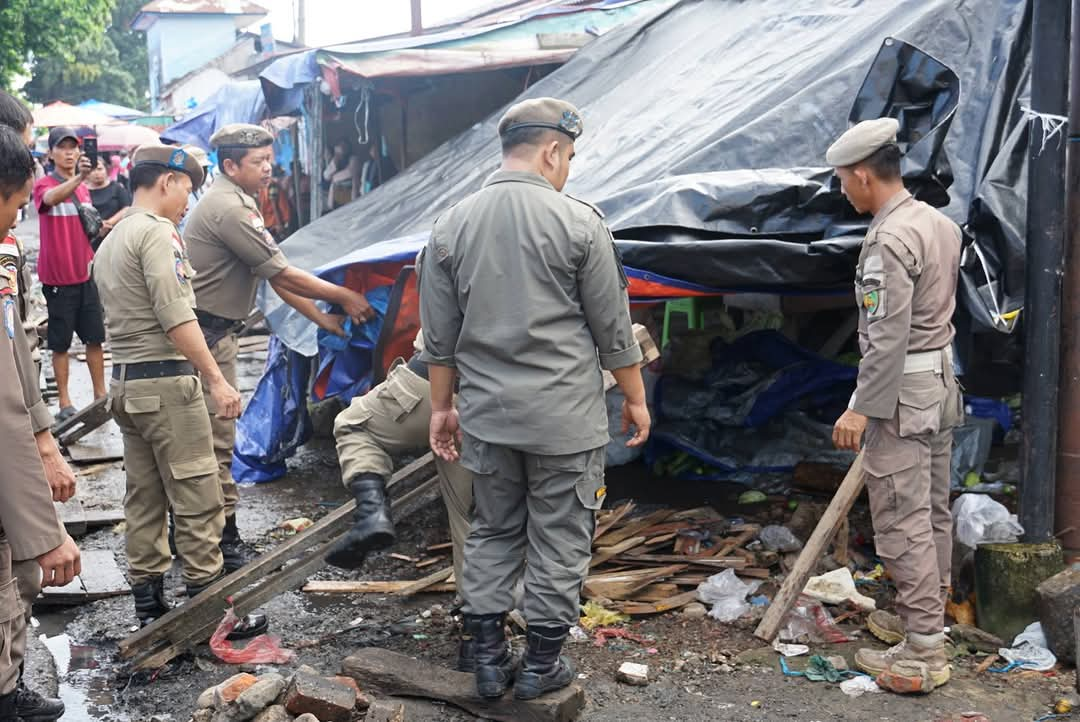 Pemkot Bengkulu Tertibkan Ratusan PKL di Jalan KZ Abidin 