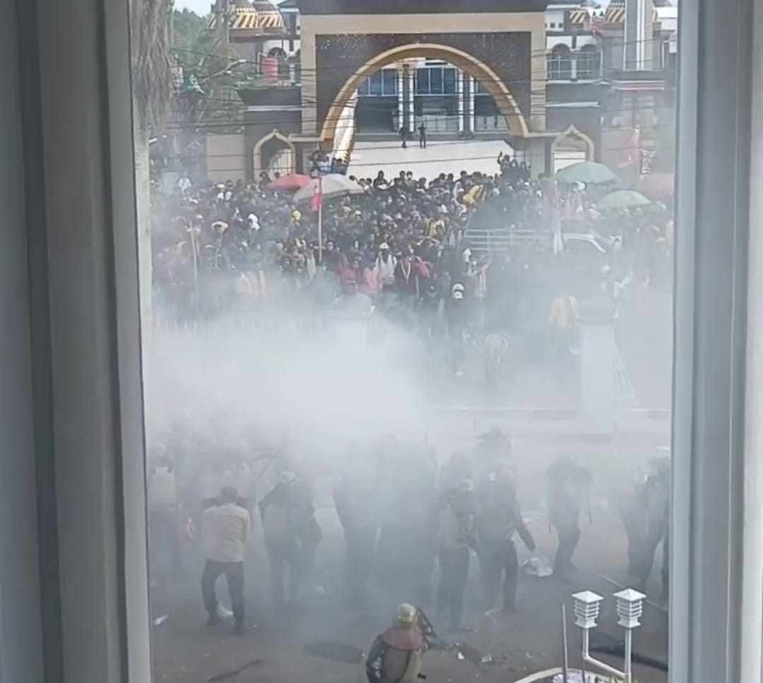 Demo di Kantor DPRD Provinsi Bengkulu Memanas, Polisi Lepaskan Gas Air Mata ke Mahasiswa