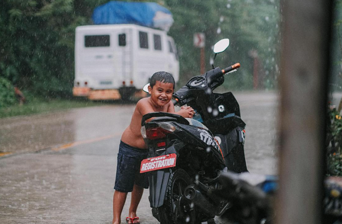 Kenapa Mandi Hujan Bisa Menyebabkan Sakit? Ini Alasannya