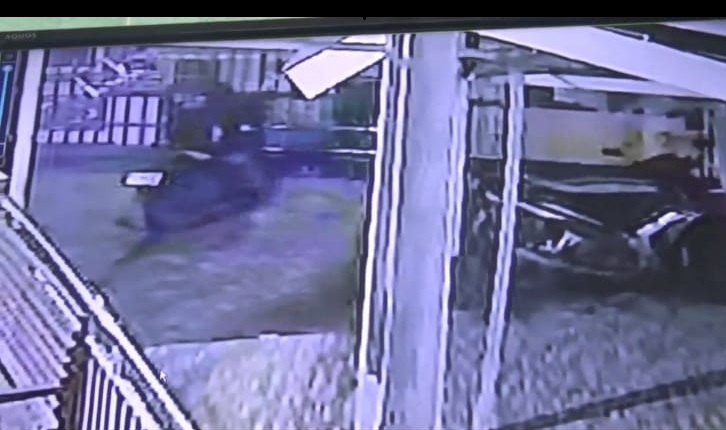 Motor Baru Digondol Maling Saat Sholat Subuh, Pelaku Terekam CCTV