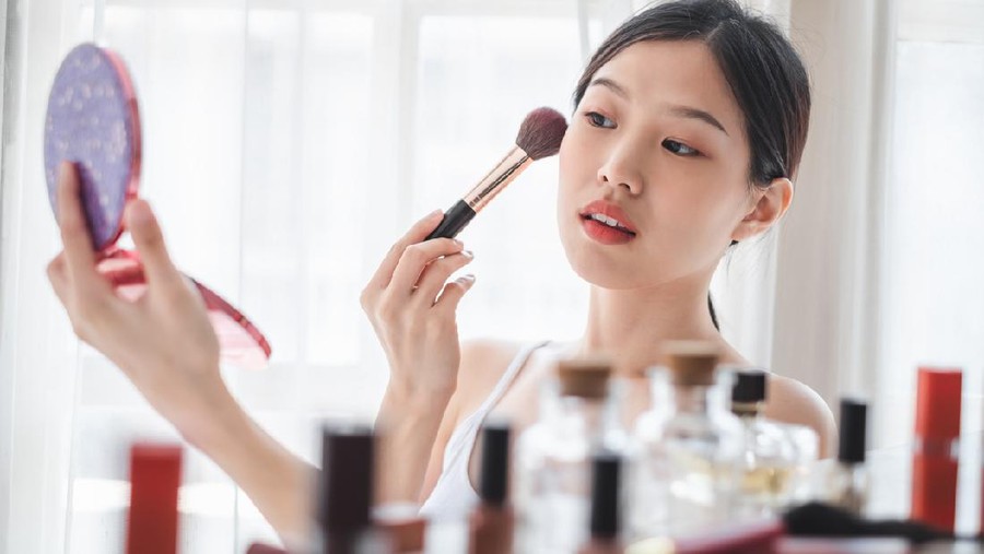 Cantik Sempurna! Ini 10 Macam Make Up yang Wajib Punya