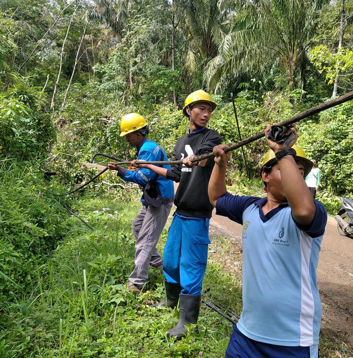 4 Tiang Listrik Roboh, Beberapa Wilayah di Bengkulu Utara Padam 