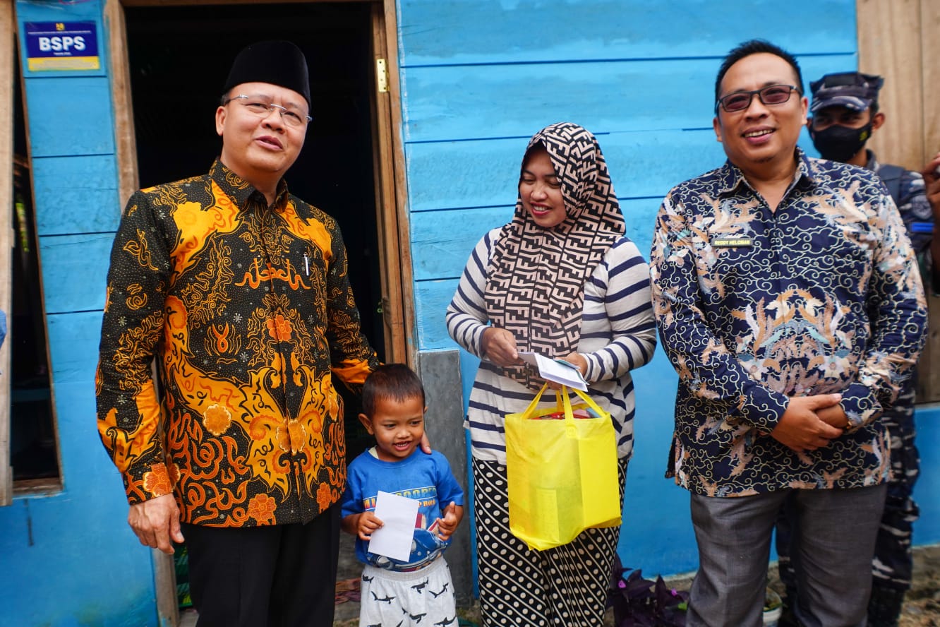 Gubernur Bengkulu Serahkan Kartu BPJS untuk Masyarakat Enggano