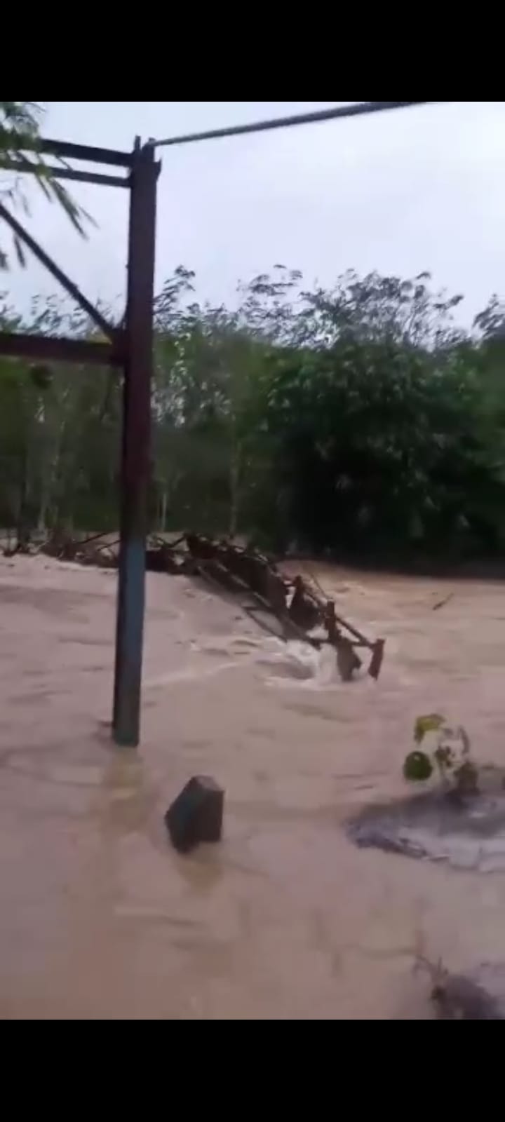 Hujan Deras, Jembatan Gantung Gembung Putus