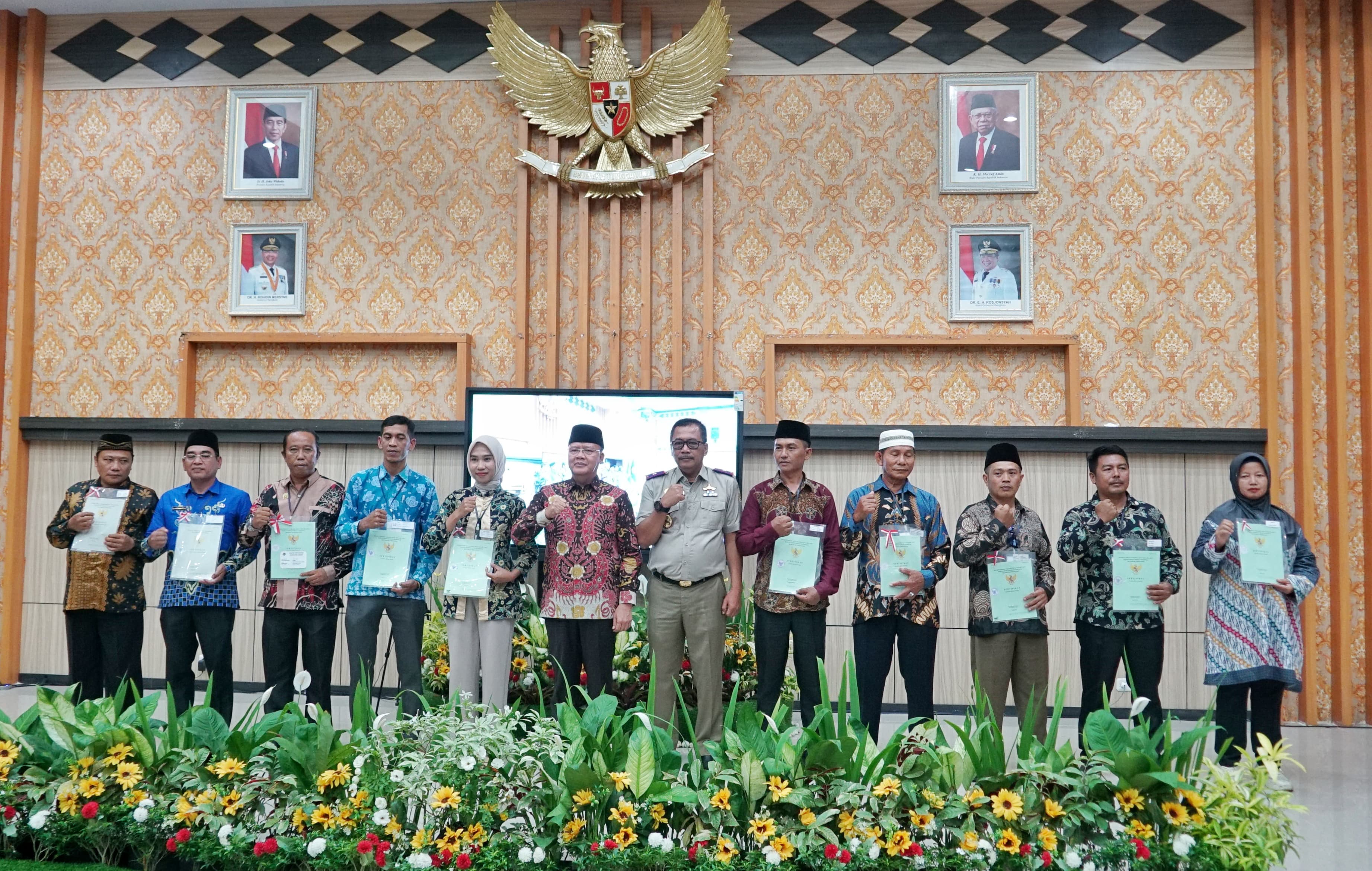 Bagikan 200 Sertipikat Tanah PTSL, Gubernur Rohidin: Ini Program Riil yang Dirasakan Masyarakat