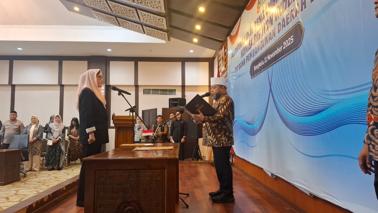 Gubernur Helmi Lantik Elva Hartati Jadi Komisaris Non Independen Bank Bengkulu