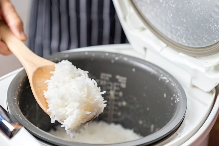 Tips Mencegah Nasi Menempel di Panci Rice Cooker