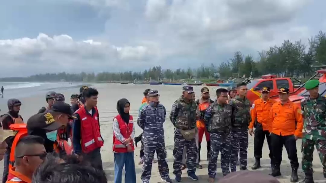 TNI AL Lanal Bengkulu Ikuti Latsar Gabungan di Pantai Jakat