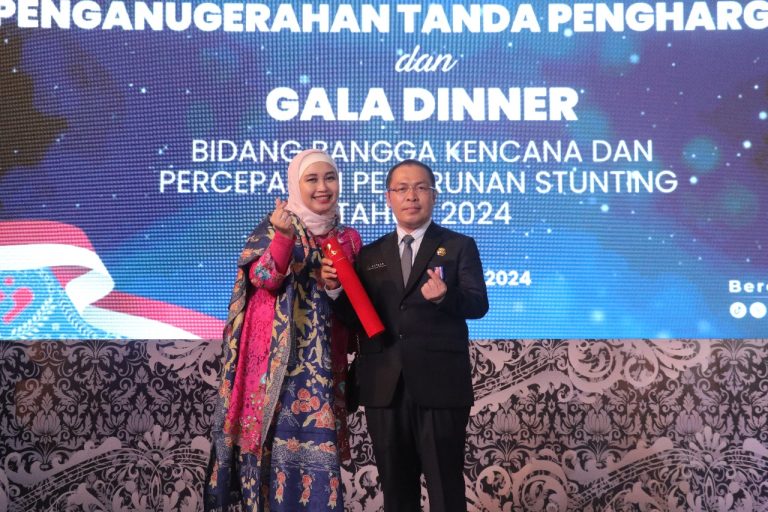 Bupati Mukomuko Raih Penghargaan Tertinggi Manggala Karya Kencana di Semarang