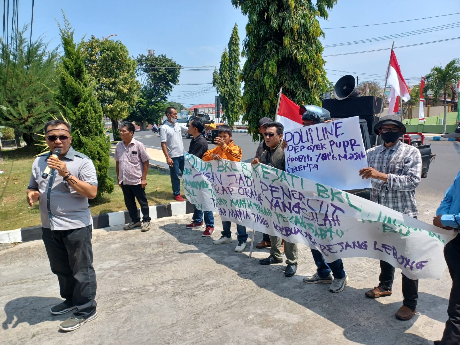 Tuntut Keadilan, Pihak Ahli Waris yang Bersengketa dengan Dinas PUPR Gelar Aksi Demo di Polda Bengkulu