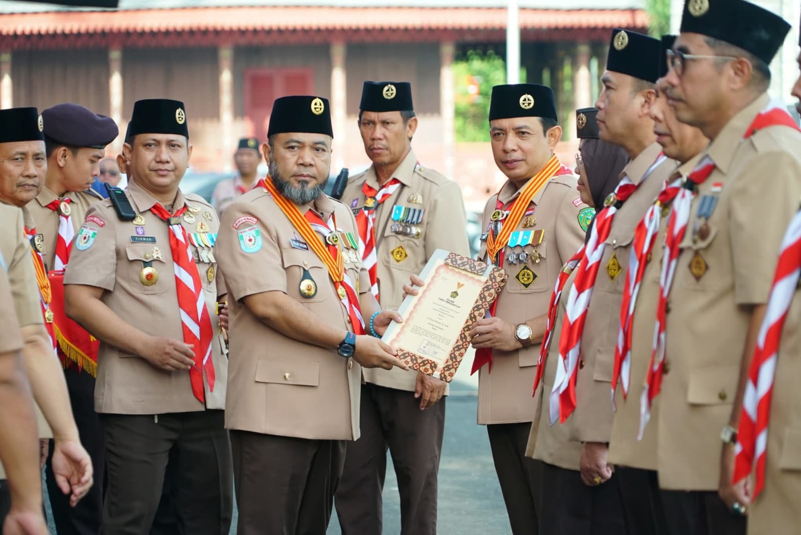 Wali Kota Bengkulu Terima Lencana Melati dari Gubernur Berkat Jasa dan Pengabdian di Gerakan Pramuka