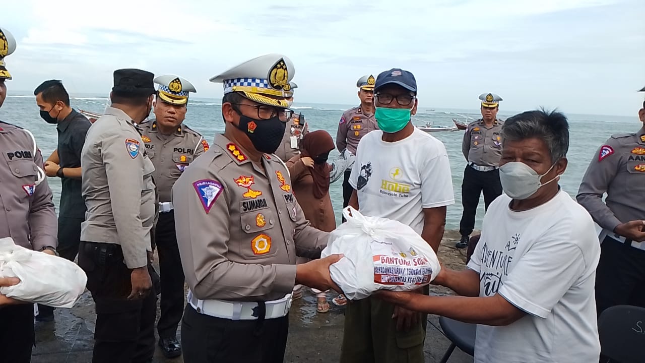 HUT Lalu Lintas ke-67, Ditlantas Polda Bengkulu Salurkan Ratusan Sembako ke Nelayan 