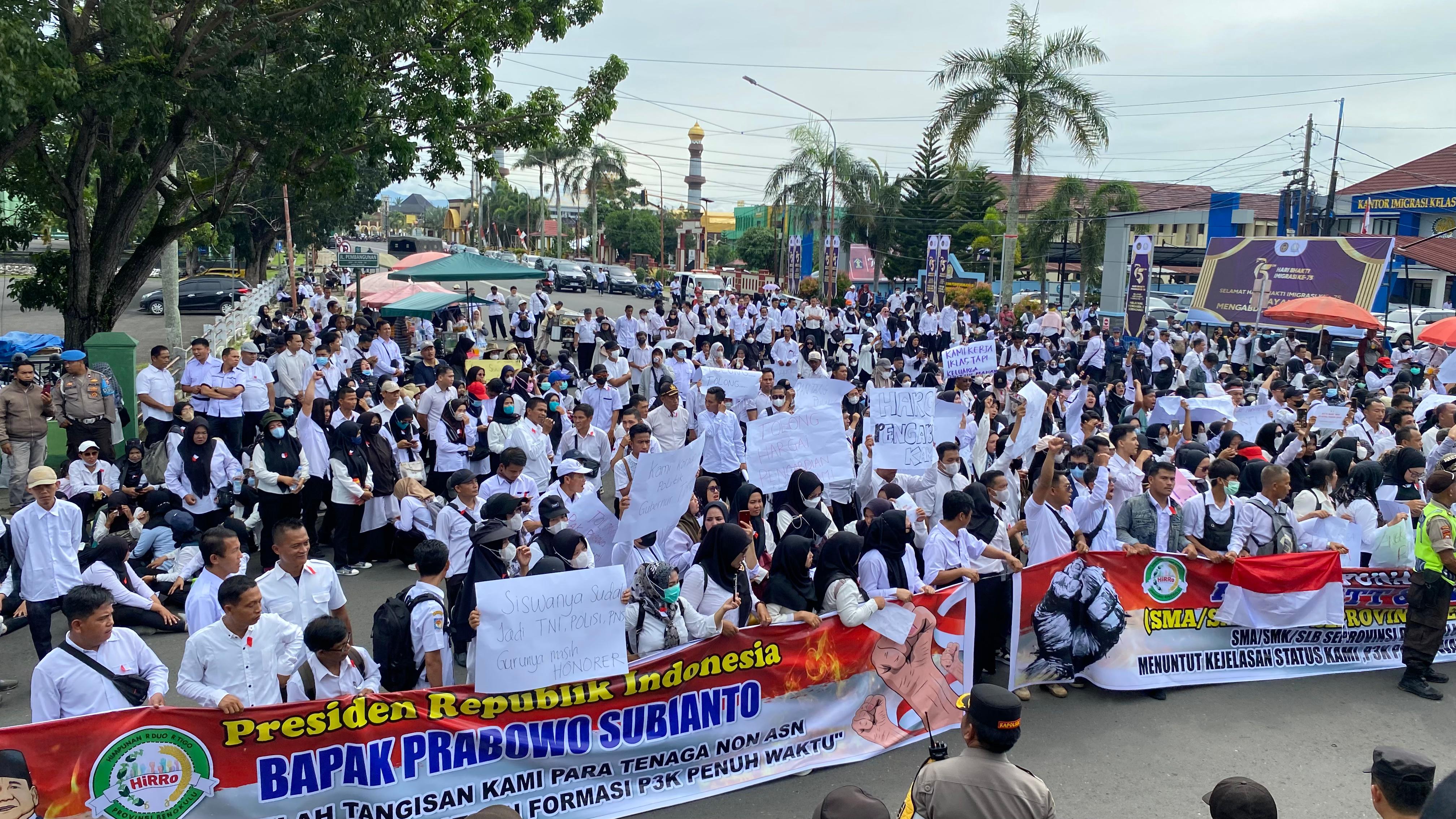 Ribuan Honorer, GTT dan PTT, Unjuk Rasa ke Kantor Gubernur Bengkulu 