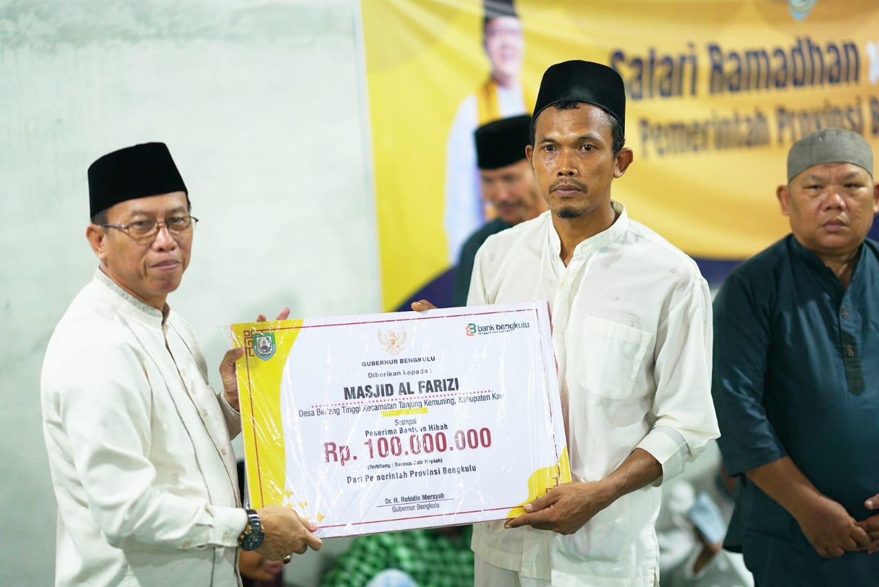 Pemprov Bengkulu Serahkan Bantuan untuk 10 Masjid di Kaur pada Safari Ramadan Perdana