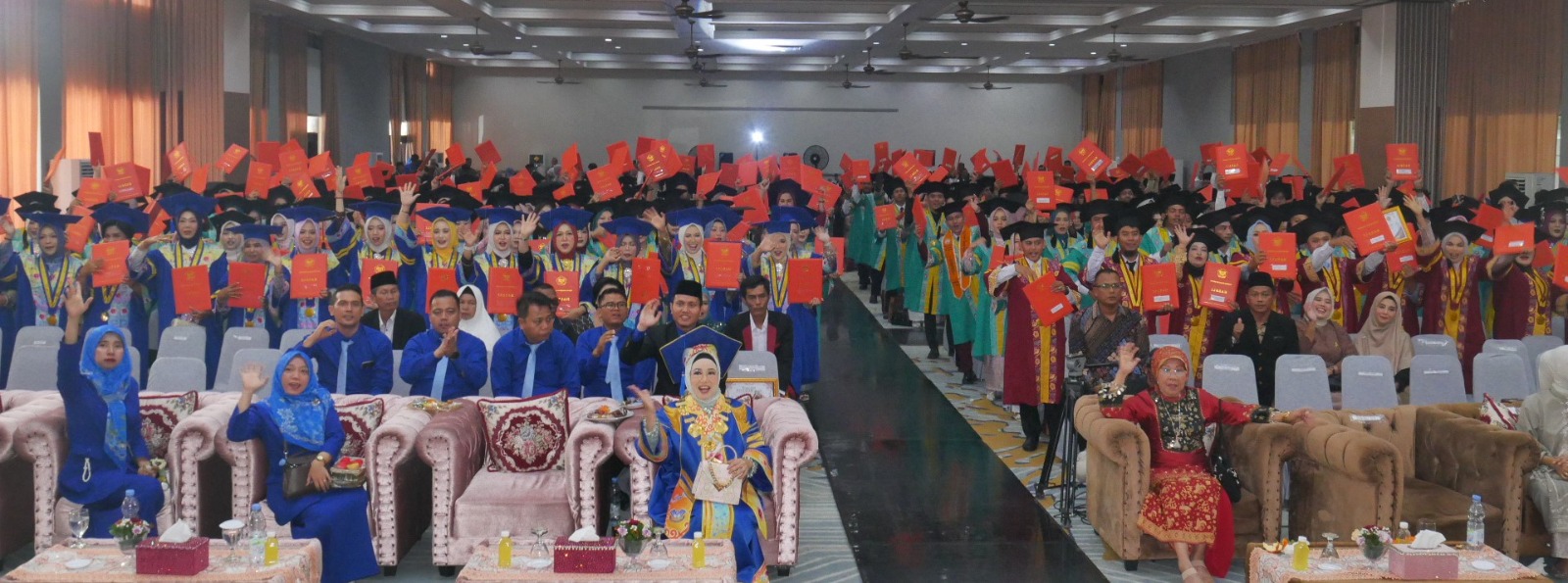 348 Mahasiswa Universitas Dehasen di Wisuda