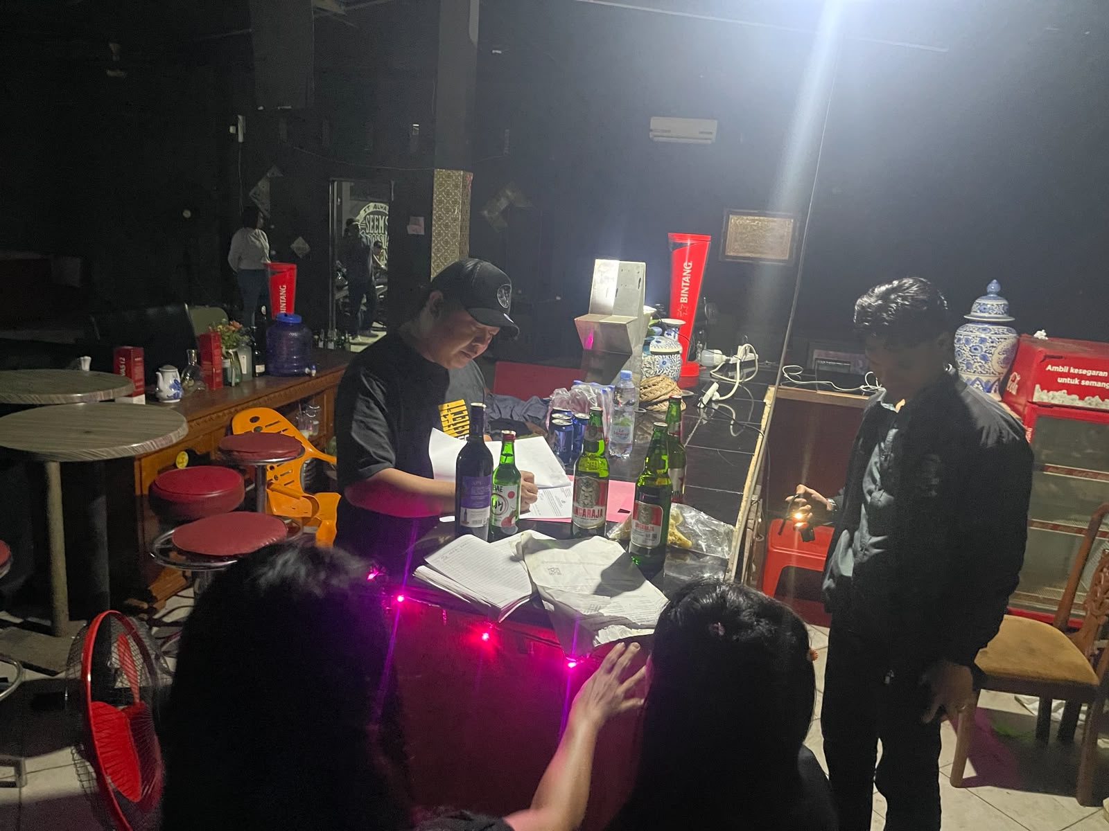 Polsek Ratu Agung Sikat Miras di Pantai Panjang, Puluhan Botol Disita Saat Operasi Dini Hari