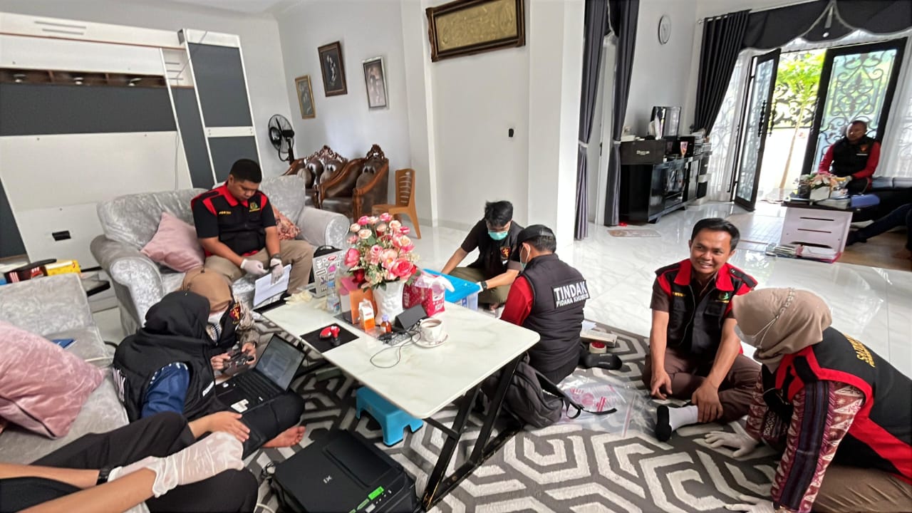 Cari Bukti Tambahan, Jaksa Geledah Rumah Mewah Milik Plt Kadinkes Kota Bengkulu