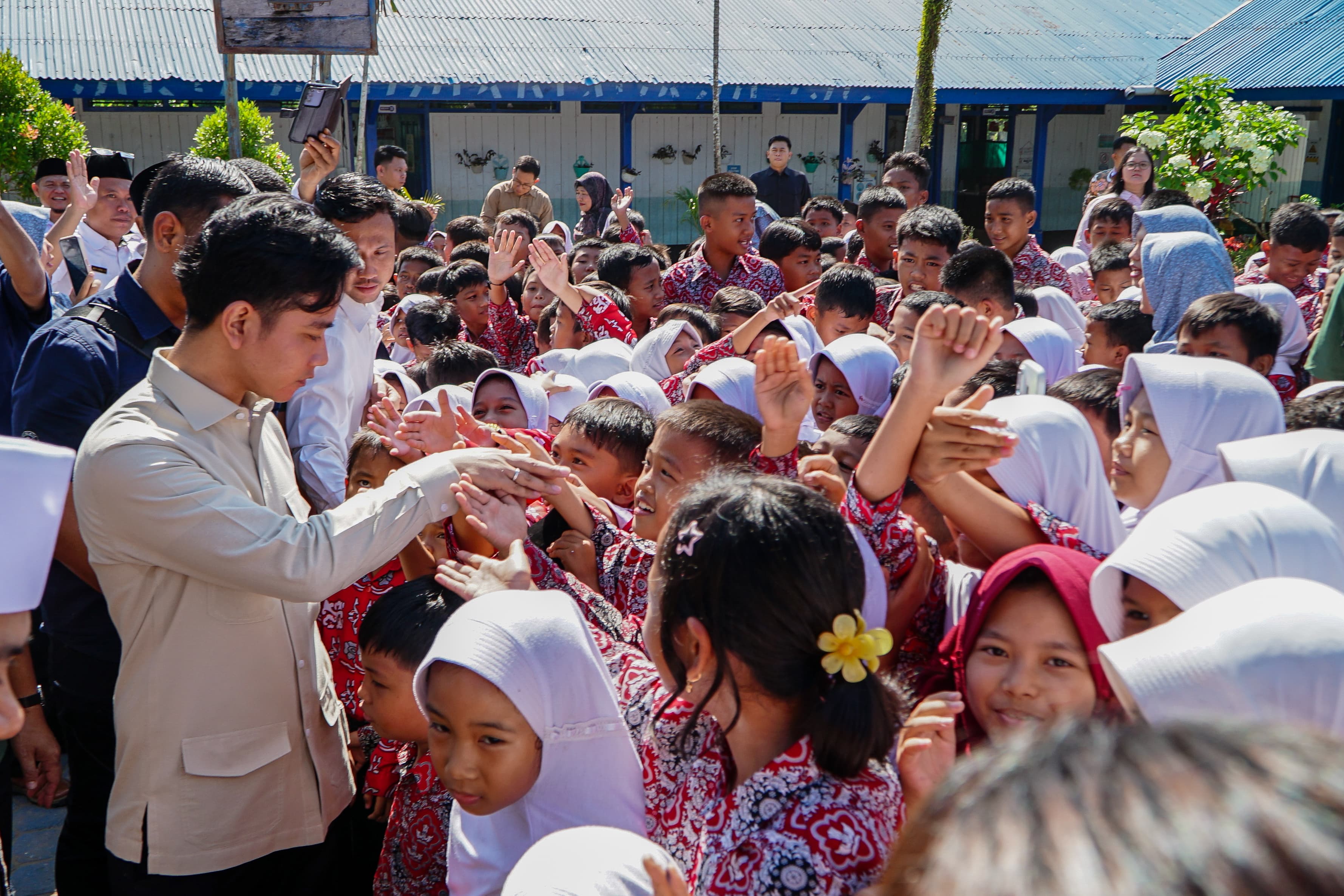 Wapres Gibran Tinjau Program MBG dan Berikan Bantuan Pada Siswa di Bengkulu