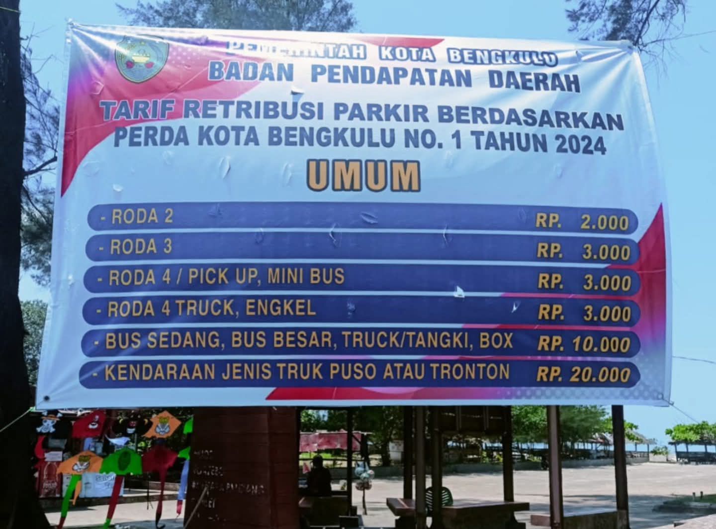 Cegah Pungli Parkir di Wisata, Bapenda Kota Bengkulu Pasang Spanduk Tarif Resmi