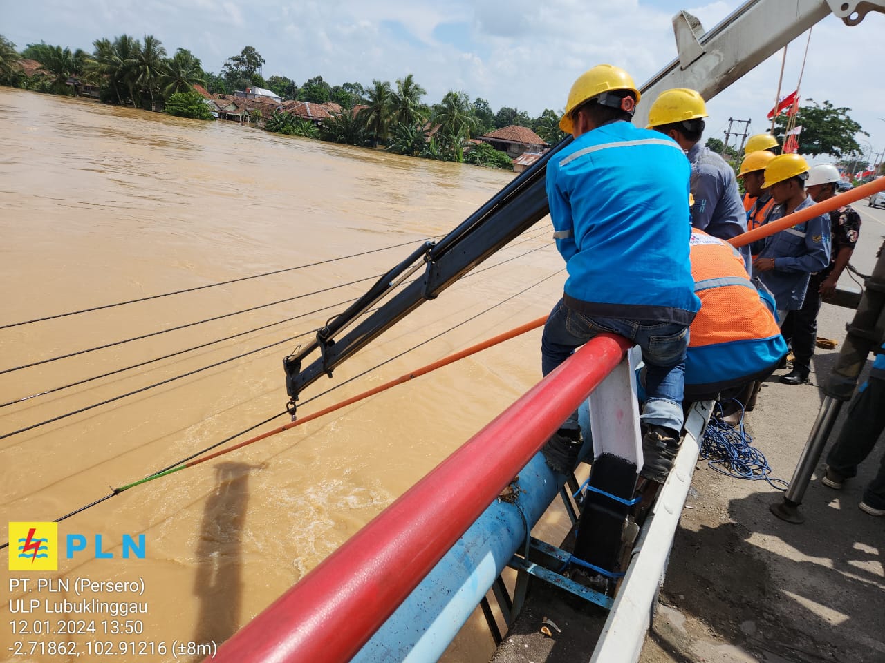 PLN Gerak Cepat Upayakan Pemulihan Pasokan Listrik di Daerah Terdampak Banjir di Musi Rawas Utara