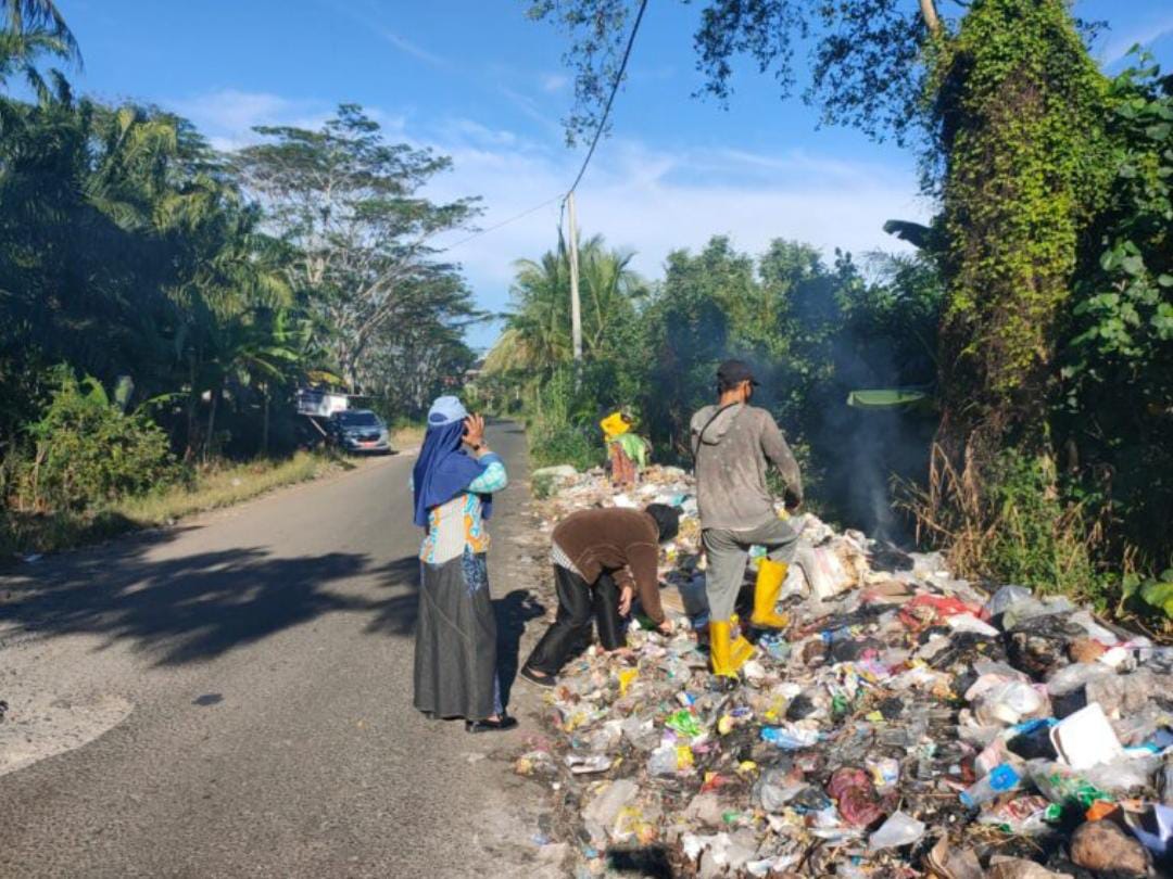 Camat Muara Bangkahulu Pergoki Warga Penurunan Buang Sampah di Beringin Raya
