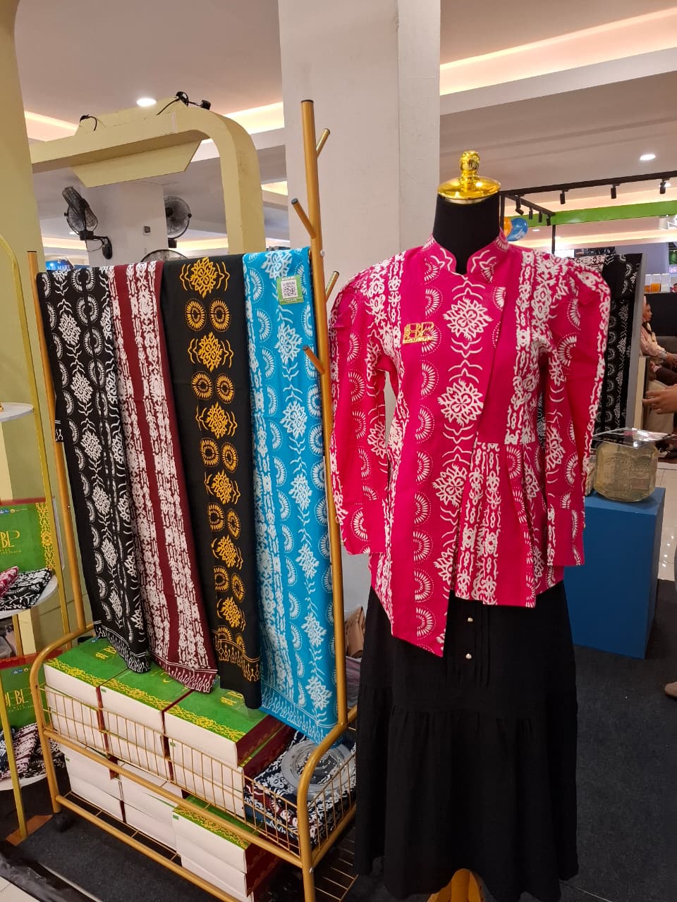 Lebih dari Sekadar Kain, Mengenal Batik Les Plank, Wajah Modern Wastra Bengkulu