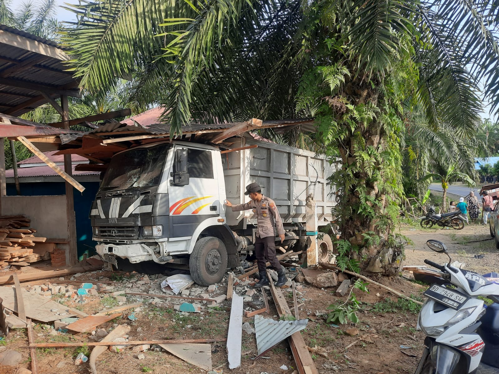 Dihantam Dump Truk, Rumah dan Motor Warga Bengkulu Utara Ringsek