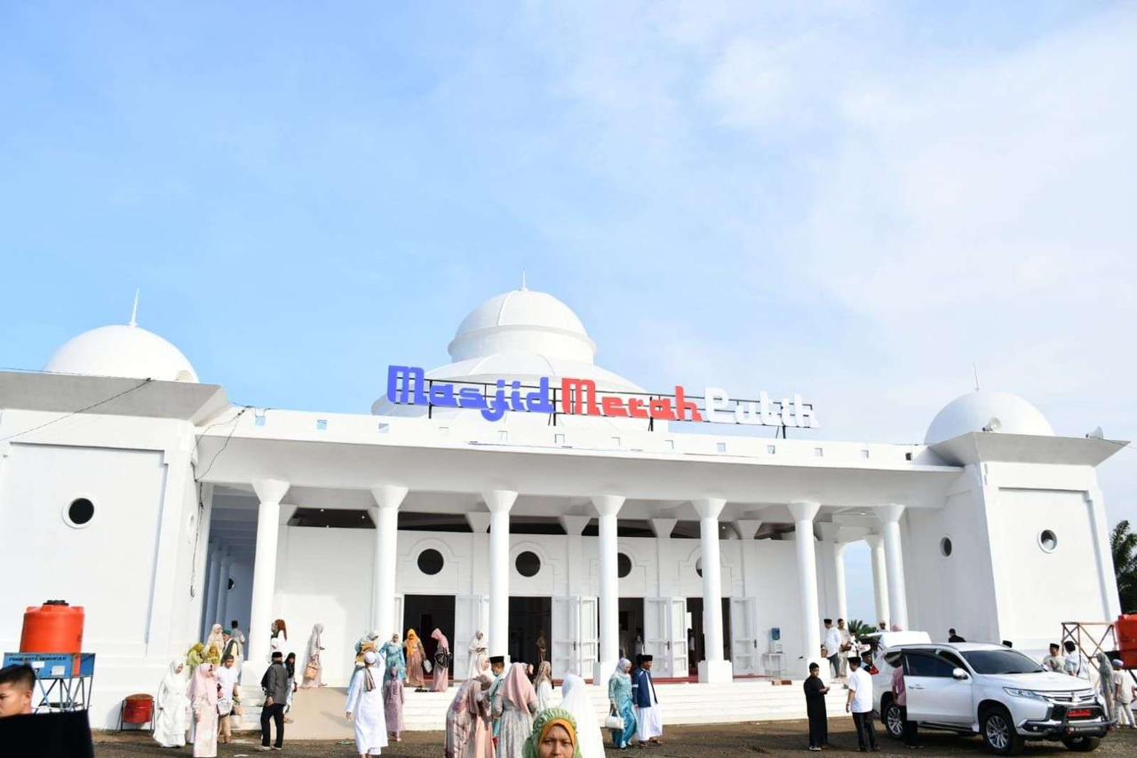 Plh Wali Kota Bengkulu Ronny PL Tobing Salat Idul Adha di Masjid Merah Putih