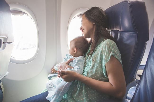 Kapan Waktu yang Tepat Bayi Boleh Dibawa untuk Naik Pesawat?