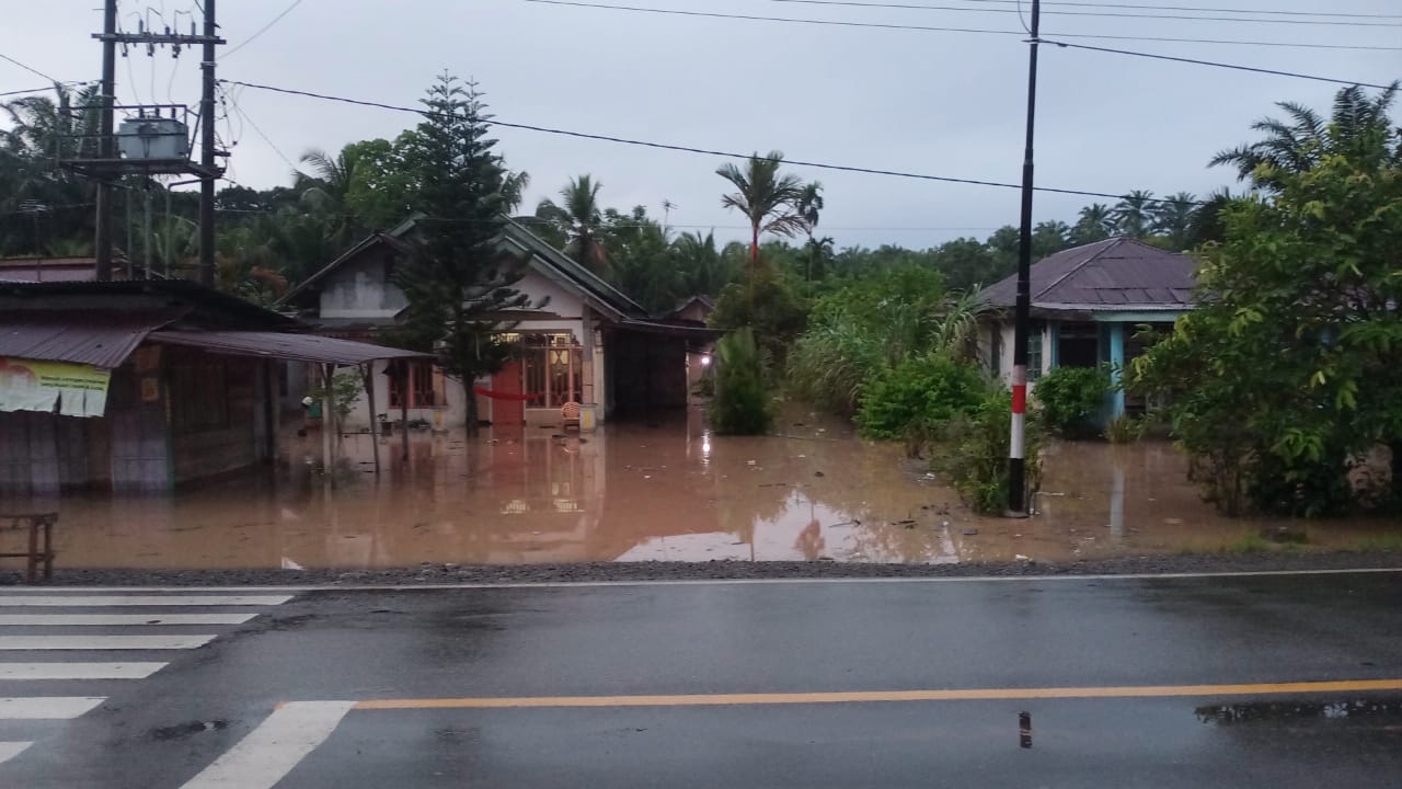 Banjir dan Longsor, Puluhan Rumah Terendam, 1 Desa Terisolir 