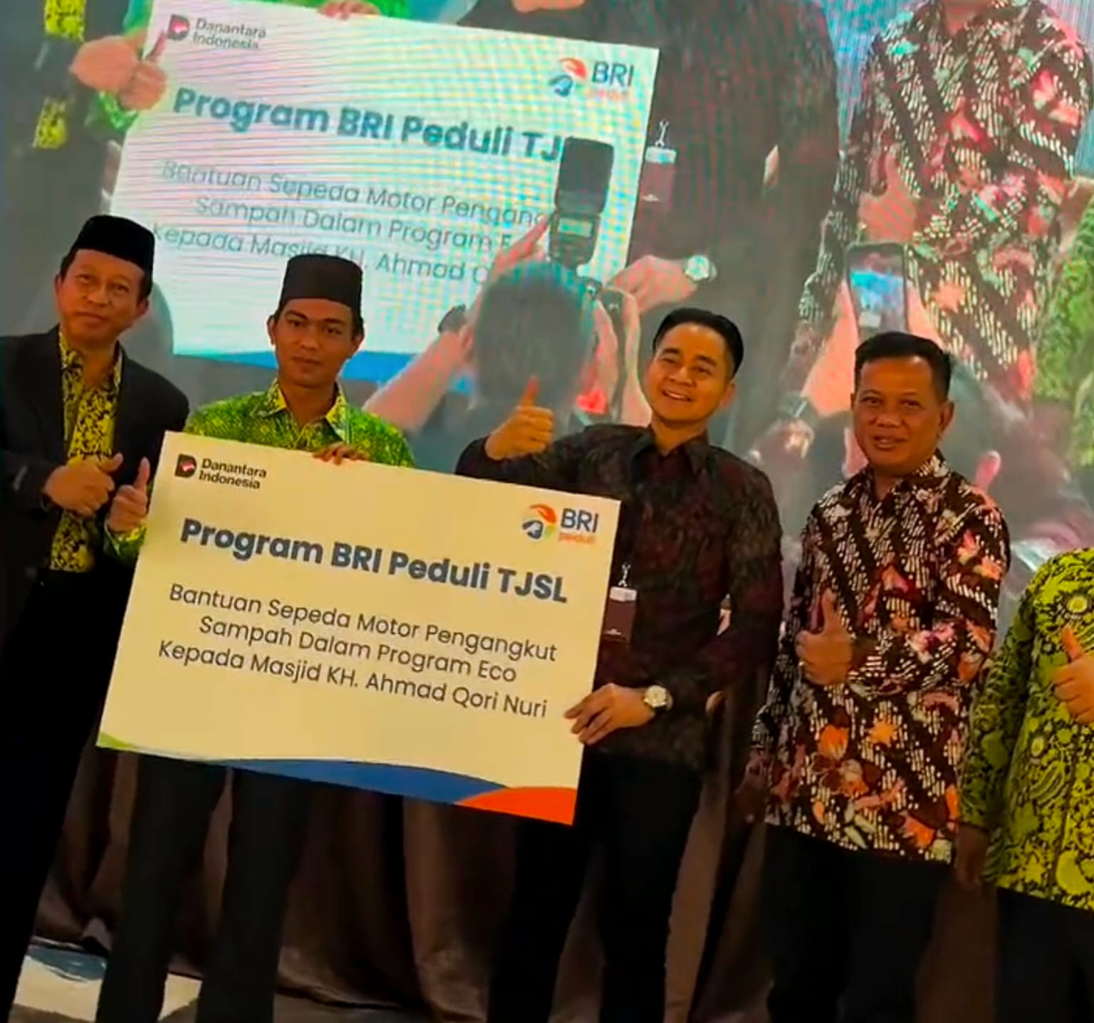 BRI Palembang Serahkan Bantuan Kepada Masjid KH. Ahmad Qori Nuri