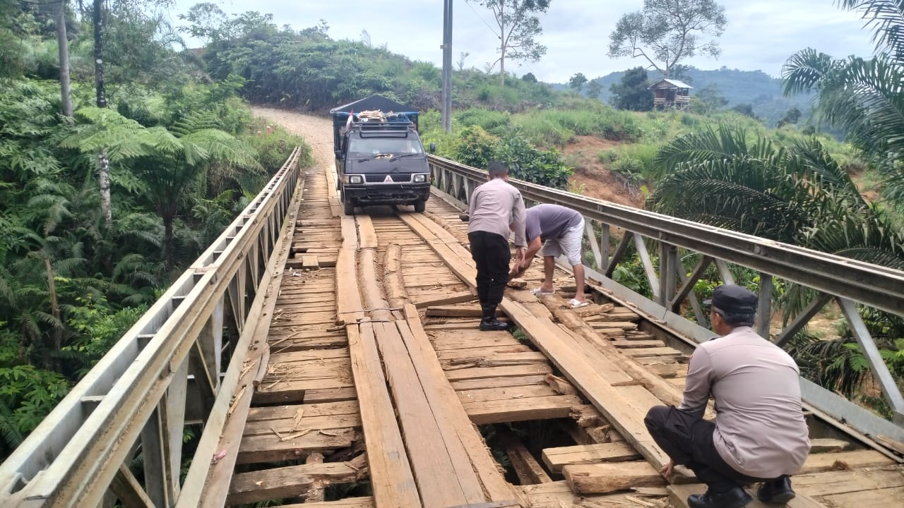 Rusak Parah, Personel Polsek Talo Kabupaten Seluma Perbaikan Jalur Jembatan Penghubung Antar Desa 