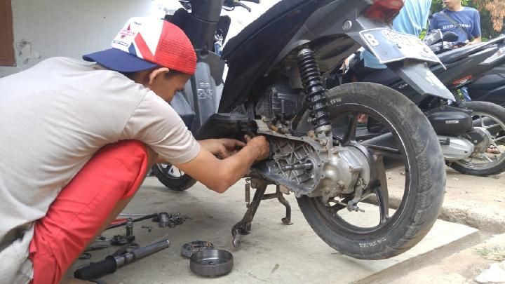 Jangan Sampai Telat Ganti Oli Motor, Jika Tidak Mau Hal Ini Terjadi! 