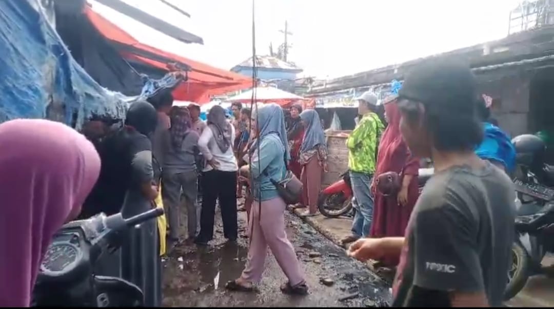 Tidak Terima Ditertibkan, PKL di Pasar Minggu Ngotot Tetap Berjualan di Badan Jalan