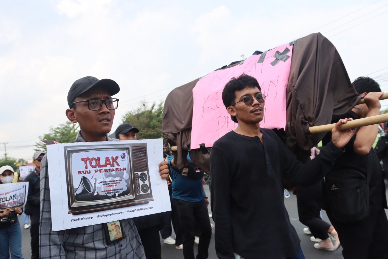 Jurnalis Bengkulu Gotong Keranda Hingga Lakukan Aksi Tutup Mulut Buntut Penolakan RUU Penyiaran 