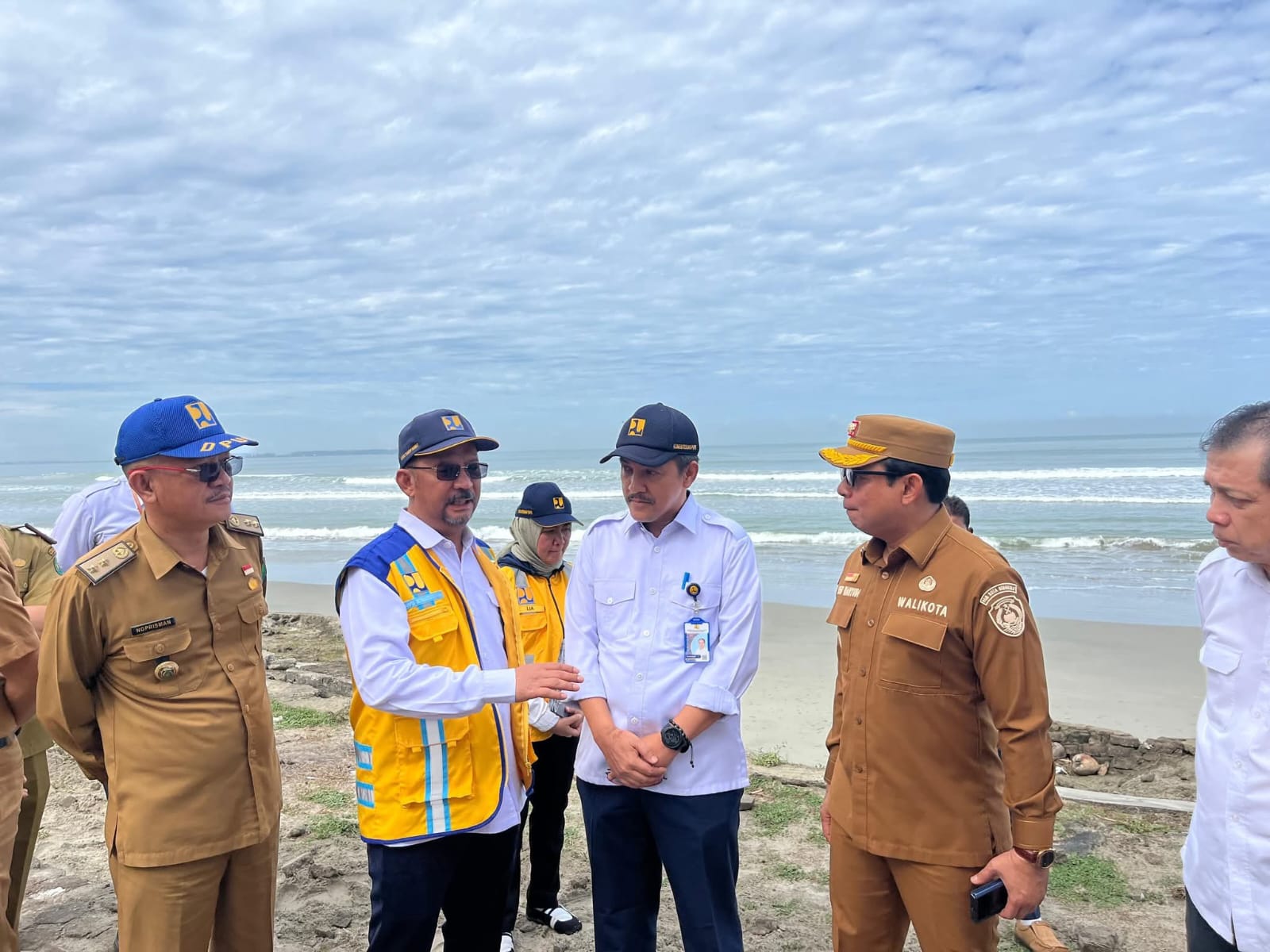 Wali Kota dan BPPW Tinjau Perbaikan Jogging Track 300 Meter di Pantai Panjang