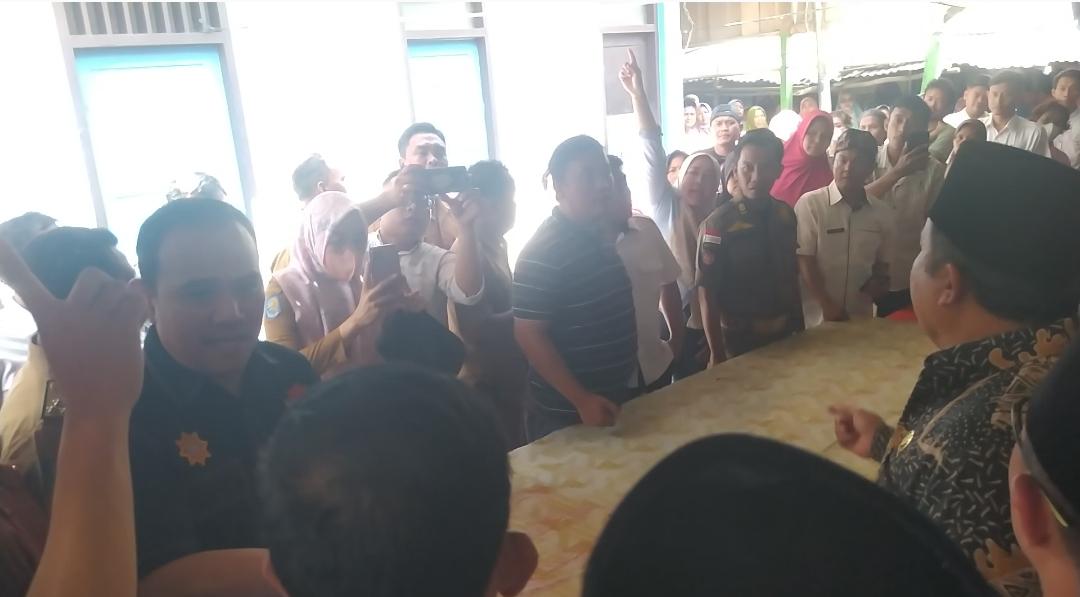 DPRD Kota Bengkulu Buka Segel Kios Pedagang Pasar Pagar Dewa