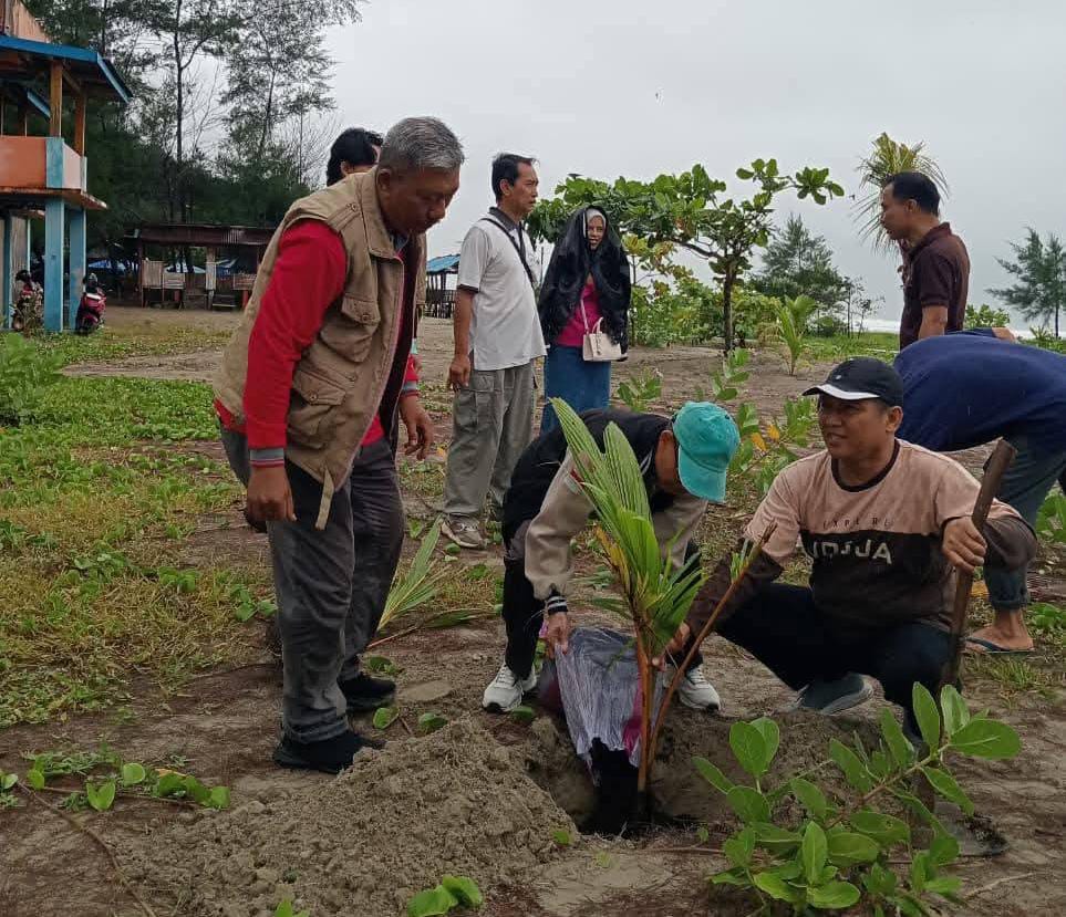 Pemkot Bengkulu Awali 2026 dengan Aksi Serentak Perawatan Kelapa di Pantai Panjang